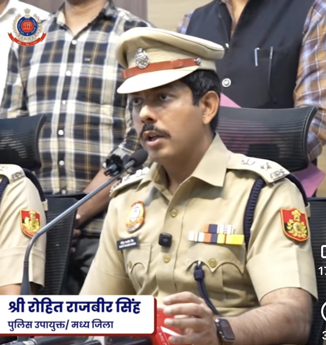 KumaarSaagar's tweet photo. दिल्ली में पहली बार किसी दबंग DCP रोहित राजबीर ने मिनी पाकिस्तान चाँदनी महल के अंदर घुस कर रेड मारी है।

और वहाँ से गौ माता का मीट बरामद किया है।

Thanku @CPDelhi सर दिल्ली के अंदर ऐसे अधिकारी नियुक्त करने के लिए।

@HMOIndia @LtGovDelhi @PMOIndia @DCPCentralDelhi https://t.co/Jh6pVroMIW