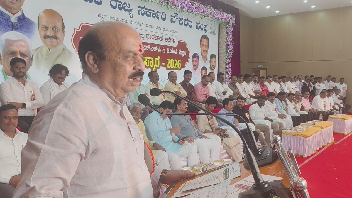BSBommai's tweet photo. ಇಂದು ಹಾವೇರಿಯಲ್ಲಿ ಕರ್ನಾಟಕ ರಾಜ್ಯ ಸರ್ಕಾರಿ ನೌಕರರ ಸಂಘ ಹಾಗೂ ಹಾವೇರಿ ಜಿಲ್ಲಾ ಸರ್ಕಾರಿ ನೌಕರರ ಸಂಘದ ವತಿಯಿಂದ ಹಾವೇರಿ, ಗದಗ ಮತ್ತು ಧಾರವಾಡ ಜಿಲ್ಲೆಗಳ ರಾಜ್ಯ ಸರ್ಕಾರಿ ನೌಕರರ ಎಸ್.ಎಸ್.ಎಲ್.ಸಿ. ಹಾಗೂ ಪಿ.ಯು.ಸಿ. ವಿದ್ಯಾರ್ಥಿಗಳ ಪ್ರತಿಭಾ ಪುರಸ್ಕಾರ ಕಾರ್ಯಕ್ರಮವನ್ನು ಉದ್ಘಾಟಿಸಿ ಮಾತನಾಡಿದೆನು.

ಸರ್ಕಾರಿ ನೌಕರರು ಯಾವುದೇ ರಾಜಕೀಯ ಒತ್ತಡಗಳಿಗೆ ಮಣಿಯದೆ ಆತ್ಮಸಾಕ್ಷಿ, ಕಾನೂನು ಮತ್ತು ನ್ಯಾಯದ ಪರವಾಗಿ ಕಾರ್ಯನಿರ್ವಹಿಸಬೇಕು. ರಾಜಕಾರಣಿಗಳು ಬರುತ್ತಾರೆ, ಹೋಗುತ್ತಾರೆ. ಆದರೆ ಆಡಳಿತ ವ್ಯವಸ್ಥೆ ಶಾಶ್ವತವಾಗಿರುತ್ತದೆ. ಆದ್ದರಿಂದ ಜನರಿಗೆ ನ್ಯಾಯ ಒದಗಿಸುವ ಹೊಣೆಗಾರಿಕೆ ಸರ್ಕಾರಿ ನೌಕರರ ಮೇಲಿದೆ.

ಸರ್ಕಾರ ರೂಪಿಸುವ ಯೋಜನೆಗಳನ್ನು ಜನರ ಮನೆಬಾಗಿಲಿಗೆ ತಲುಪಿಸುವಲ್ಲಿ ಸರ್ಕಾರಿ ನೌಕರರ ಪಾತ್ರ ಅತ್ಯಂತ ಮಹತ್ವದ್ದಾಗಿದೆ. ಆಡಳಿತಗಾರರು ಮತ್ತು ಅಧಿಕಾರಿಗಳ ನಡುವೆ ಪರಸ್ಪರ ವಿಶ್ವಾಸ, ಸಮನ್ವಯ ಹಾಗೂ ಜವಾಬ್ದಾರಿಯುತ ಕಾರ್ಯವೈಖರಿ ಇದ್ದಾಗ ಮಾತ್ರ ಉತ್ತಮ ಆಡಳಿತ ಸಾಧ್ಯ.

ಪ್ರತಿಭಾವಂತ ವಿದ್ಯಾರ್ಥಿಗಳನ್ನು ಅಭಿನಂದಿಸುತ್ತಾ, ಅವರು ಉತ್ತಮ ಸಂಸ್ಕಾರ, ಜ್ಞಾನ ಮತ್ತು ರಾಷ್ಟ್ರಸೇವೆಯ ಮನೋಭಾವದೊಂದಿಗೆ ದೇಶದ ಭವಿಷ್ಯವನ್ನು ಕಟ್ಟುವ ಶಕ್ತಿಯಾಗಿ ಬೆಳೆಯಲಿ ಎಂದು ಹಾರೈಸಿದೆ.

ಜನಸೇವೆ, ನ್ಯಾಯ ಮತ್ತು ಉತ್ತಮ ಆಡಳಿತವೇ ನಮ್ಮೆಲ್ಲರ ಧ್ಯೇಯವಾಗಿರಬೇಕು.