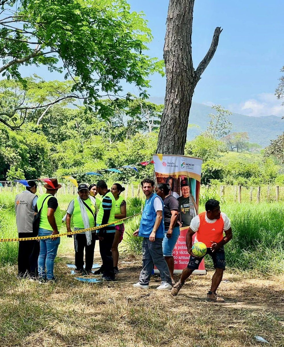 MisionONUCol's tweet photo. En la zona rural de #Cúcuta, Ayuda en Acción llevó a cabo una jornada de fortalecimiento asociativo junto a la cooperativa COMPROCAT, un espacio diseñado para impulsar el trabajo colaborativo y el crecimiento organizacional, con acompañamiento de @MisionONUCol. 🧵 https://t.co/IMZ4PRXamg