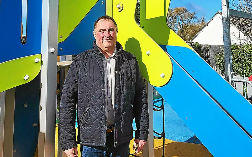 CerfiaFR's tweet photo. 🚨🇫🇷 ALERTE INFO | Le maire de Locmaria, une commune du Morbihan, est mort d'un arrêt cardiaque après une altercation avec un plaisancier qui a été placé en garde à vue. https://t.co/uAScxOPXg3