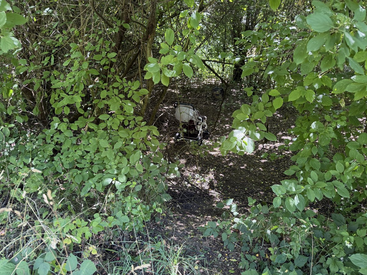 Salmdorf's tweet photo. 🚨 Hallo liebes #StadtHaar Team, hier passieren merkwürdige Dinge im Gebüsch auf dem Steinweg von #Salmdorf in Richtung #BugaSee nur zur Info 🤨 Fast Tag täglich gehen fast immer die gleichen Menschen hier (#Riem) rein & raus. Sehr sehr merkwürdig. Nur zur Info @PolizeiMuenchen https://t.co/hIjsIqJ6Ho
