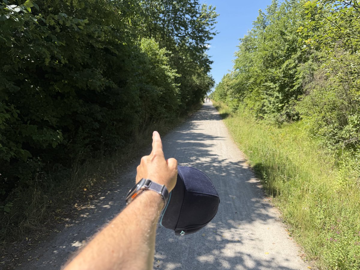 Salmdorf's tweet photo. 🚨 Hallo liebes #StadtHaar Team, hier passieren merkwürdige Dinge im Gebüsch auf dem Steinweg von #Salmdorf in Richtung #BugaSee nur zur Info 🤨 Fast Tag täglich gehen fast immer die gleichen Menschen hier (#Riem) rein & raus. Sehr sehr merkwürdig. Nur zur Info @PolizeiMuenchen https://t.co/hIjsIqJ6Ho
