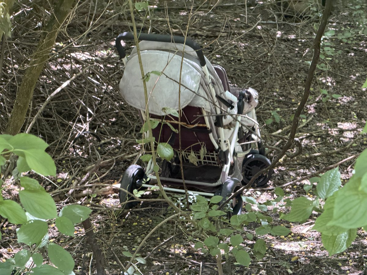 Salmdorf's tweet photo. 🚨 Hallo liebes #StadtHaar Team, hier passieren merkwürdige Dinge im Gebüsch auf dem Steinweg von #Salmdorf in Richtung #BugaSee nur zur Info 🤨 Fast Tag täglich gehen fast immer die gleichen Menschen hier (#Riem) rein & raus. Sehr sehr merkwürdig. Nur zur Info @PolizeiMuenchen https://t.co/hIjsIqJ6Ho