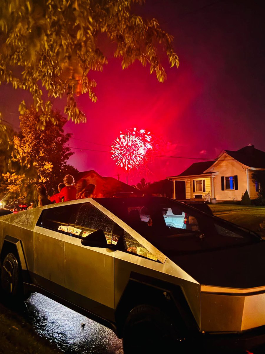 TylerJamesD's tweet photo. @cybertruck and the 4th 🍾🎉 https://t.co/Bqud0LWo1J