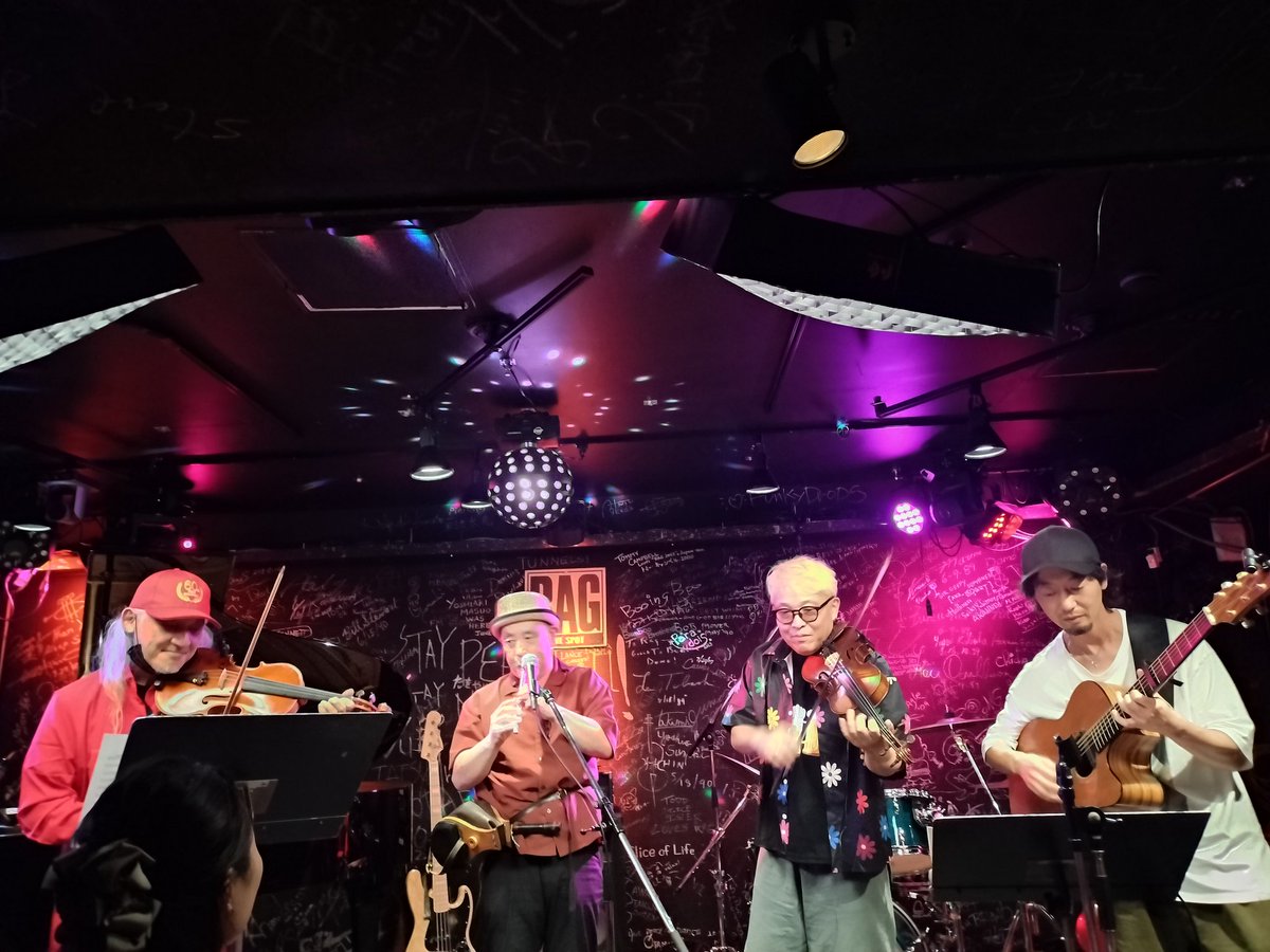 Vnnn987's tweet photo. 京都にて師匠の功刀丈弘さんの還暦スペシャルライブ！
めちゃくちゃ楽しかった〜！
功刀さんももちろんだが、功刀さんを慕って駆けつけて下さった多くのミュージシャンさんがとてもユニークでほんとにスペシャルなライブでした！アイリッシュ&amp;ロックでノリノリ https://t.co/H6ugt4RDY0