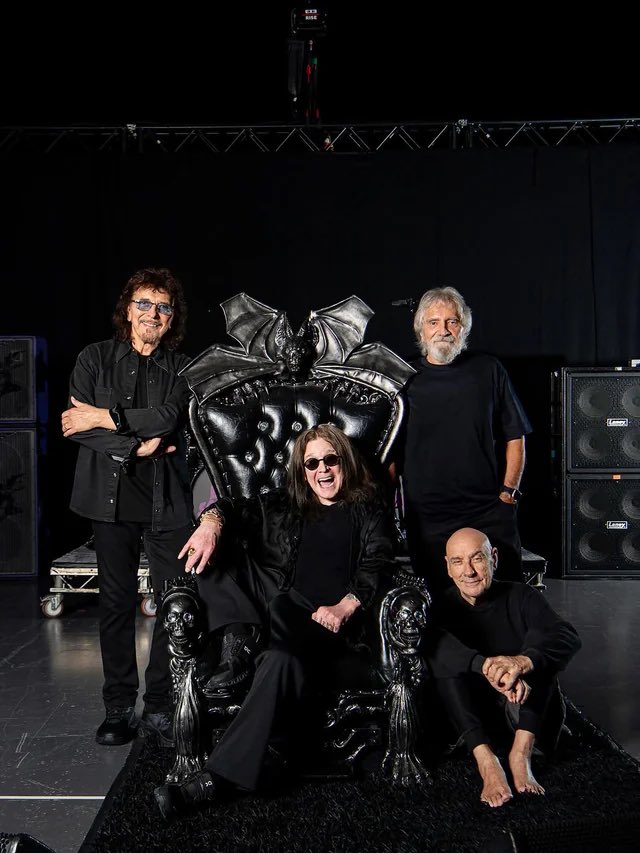 summainferno's tweet photo. Hace un año, el mundo pudo presenciar a la alineación original de Black Sabbath por una última vez 🔥🦇 https://t.co/TUMQ2WP7Kn