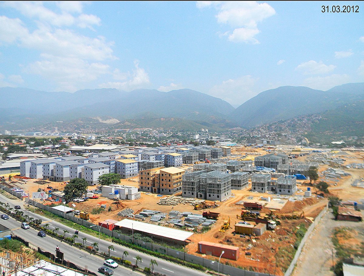 ArmandoInfo's tweet photo. En una inspección a las obras en 2012, Chávez calificó el desarrollo urbanístico como una “maravilla” que contaba con “tecnología muy apropiada para esta zona frente al mar”. 14 años más tarde, un doblete sísmico dejó en entredicho el tipo de construcción y los materiales usados
https://t.co/I9A60juTk7