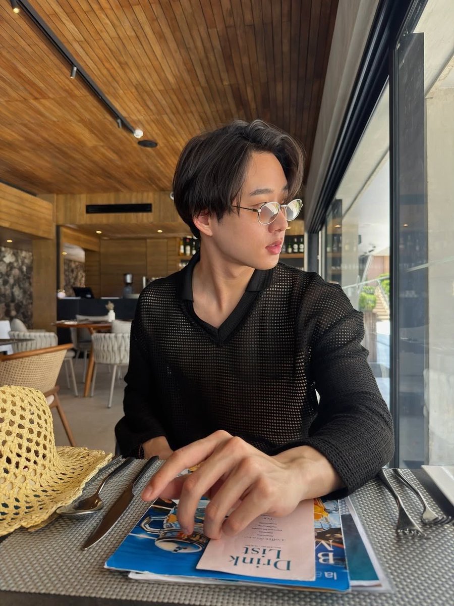 yngte's tweet photo. วันนี้ใส่เสื้อแขนยาว กลัวเธอหวง https://t.co/4EL8LDLVb1