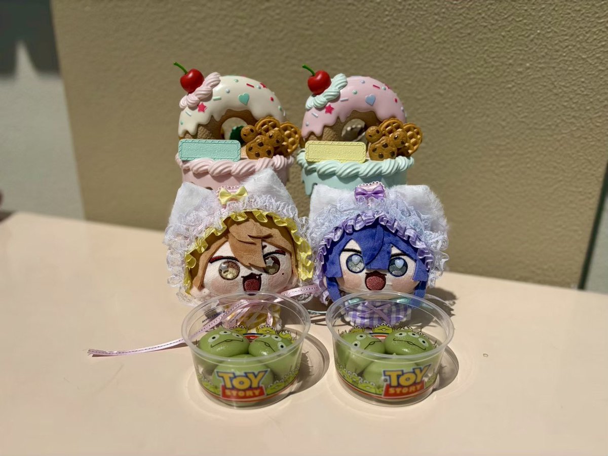 1_82777's tweet photo. 夜な夜なチェキも作らせて頂いたしにじまる達は自分らが食べれると思ってる顔しててかわいい https://t.co/1RBFo75qj0