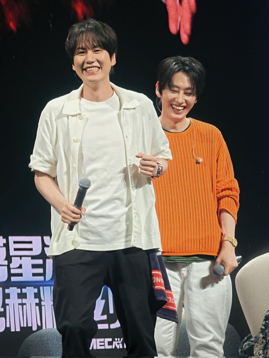 e_hxrry's tweet photo. Cr 哈特软软💙
#은혁 #EUNHYUK 
#규현 #KYUHYUN 
친한 멤버랑 같이 하니까 훨씬 편해보인다 😆 둘 다 2일간 고생했습니다 🫳🫳 https://t.co/VzSqJ8474l