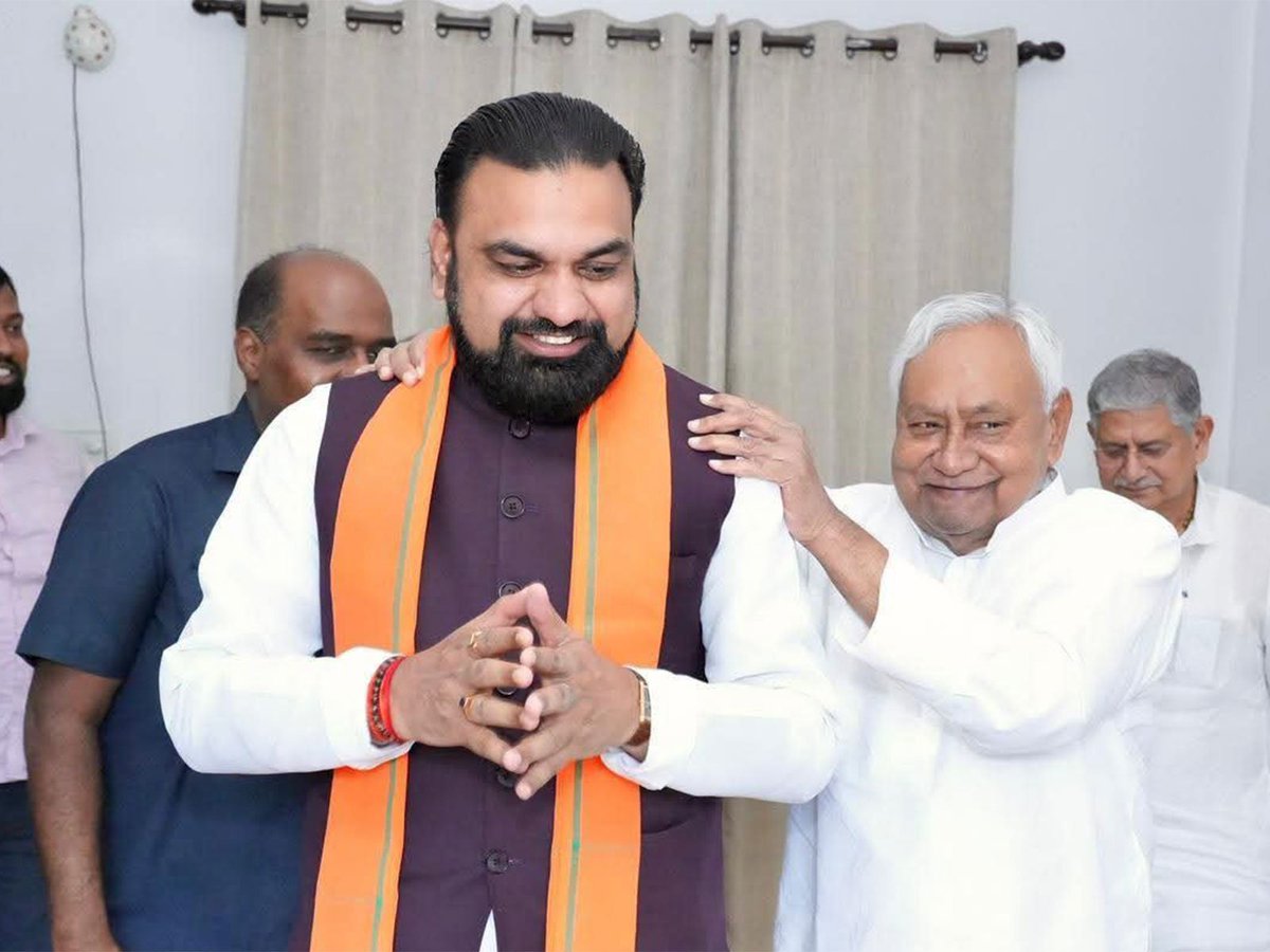 ani_digital's tweet photo. Bihar: CM Samrat Choudhary meets Nitish Kumar ahead of Assembly Session

Read @ANI Story |https://t.co/q1qGtcVu97

#SamratChoudhary #NitishKumar #Bihar https://t.co/ty3P6LJkIU