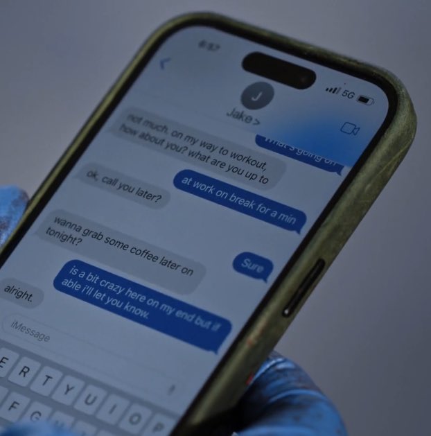 huckletears's tweet photo. robby doesn’t text like an old man https://t.co/PwmTpGN9ma