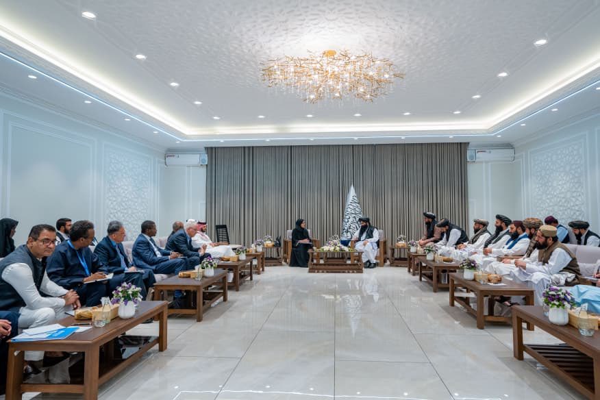 knowtaleban's tweet photo. خلیفه سراج‌الدین حقانی، وزیر داخله امارت اسلامی افغانستان، با حنان بلخی، رییس دفتر منطقه‌ای سازمان جهانی بهداشت، و هیأت همراهش دیدار کرد.

بر بنیاد خبرنامه، دو طرف درباره تقویت بخش صحت افغانستان، گسترش همکاری‌ها و هماهنگی‌های صحی و برنامه‌های واکسین پولیو گفت‌وگو کردند. https://t.co/tvnCKu519L