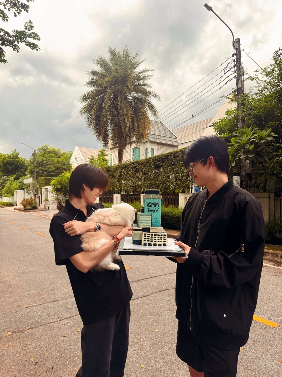 jeongav's tweet photo. " 𝒉𝒂𝒑𝒑𝒚 𝒃𝒊𝒓𝒕𝒉𝒅𝒂𝒚 𝒎𝒚 𝒍𝒐𝒗𝒆  " 
— #pondphuwin one shot au https://t.co/n79GmAfRQW