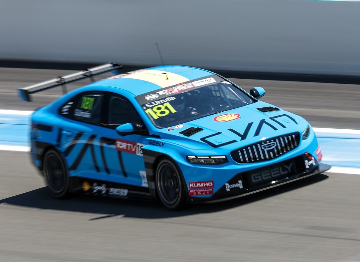 mrosasosa's tweet photo. FINAL CARRERA 2 TCR MUNDIAL EN PAUL RICARD
Enorme destreza conductiva de Santiago Urrutia (Geely Cyan Racing) para llegar al podio (P3) y ganarle la batalla a su máximo rival en el Campeonato (M. Azcona). Con los puntos cosechados a pura garra, logró mantener punta del certamen https://t.co/zL2PwJgAkJ