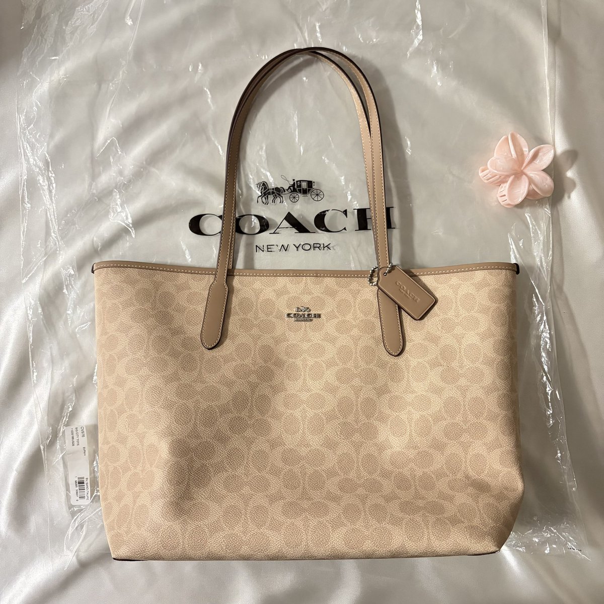 someoneobi's tweet photo. — Coach City tote ปาก 17 นิ้ว ( รุ่นใหม่ )

ปี 2024 สี Sand taupe สวยมากๆๆค้าบ สายสวยแข็งแรง มุมไม่มีถลอก ป้ายสวย เทียบมือ 1 ค้าบ ใช้ต่อได้ยาวๆคับ

อปก. ถุงใส coach + การ์ด+ป้ายราคา ✅

📍 5,190 ส่งฟรีค้าบ 

#ส่งต่อCoach #กระเป๋าCoach #ส่งต่อกระเป๋า #ส่งต่อกระเป๋าแบรนด์เนม https://t.co/R4XFx73ybc