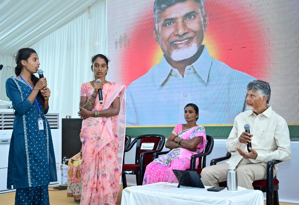 AndhraPradeshCM's tweet photo. కుప్పంలో పీ4 మార్గదర్శులు, బంగారు కుటుంబాలతో గౌరవ ముఖ్యమంత్రి శ్రీ నారా చంద్రబాబు నాయుడు నేడు సమావేశం నిర్వహించారు.
#P4Model
#Margadarsi_BangaruKutumbam
#IdhiManchiPrabhutvam
#AndhraPradesh https://t.co/WuRAVSMD5C