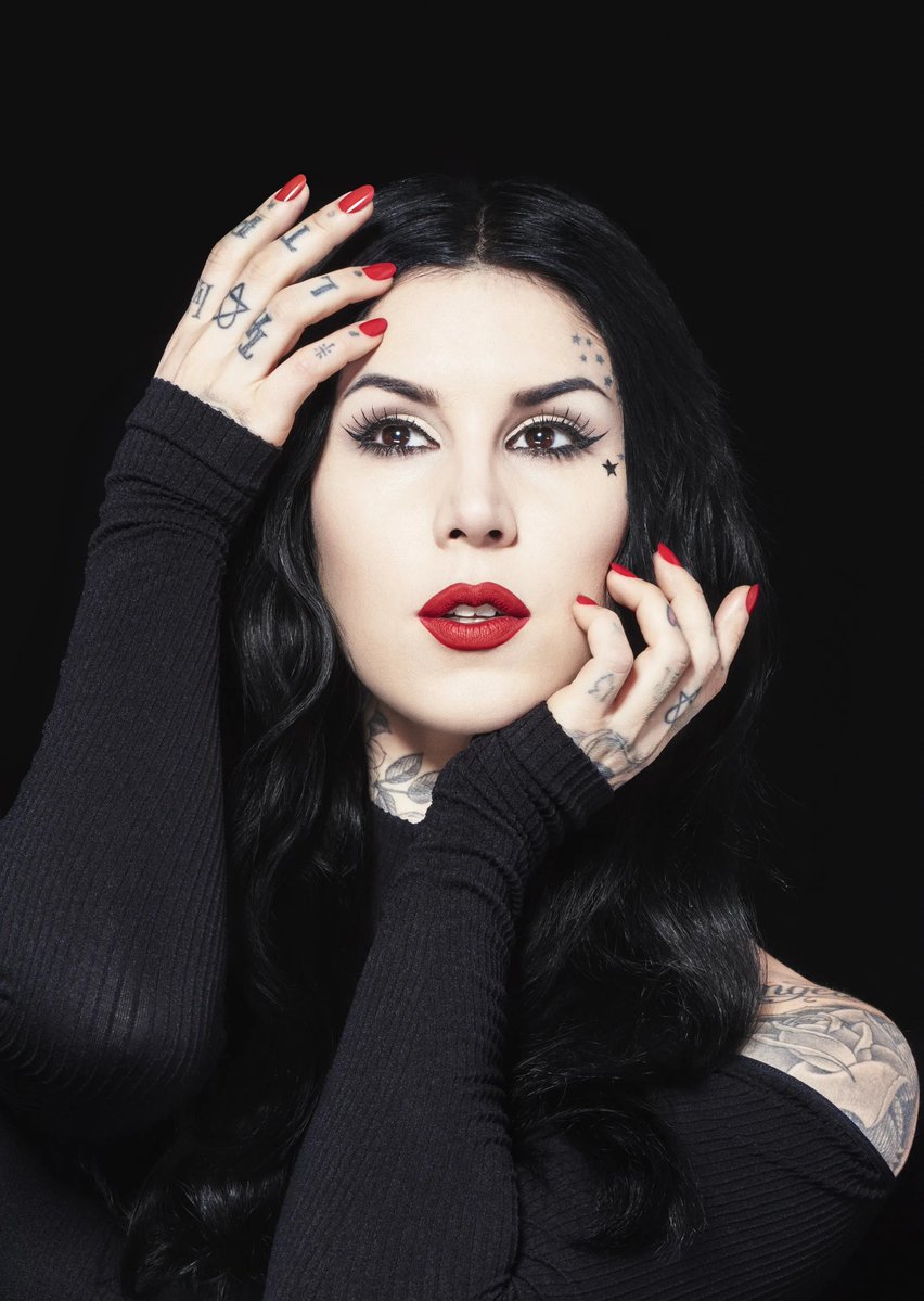 takemeout's tweet photo. agora descobrindo que a kat von d abandonou o ocultismo, se converteu à igreja ortodoxa, foi batizada no cristianismo e cobriu uma boa parte das tatuagens que tinha de tinta preta. tá boa?? https://t.co/IN7hPHZWAF