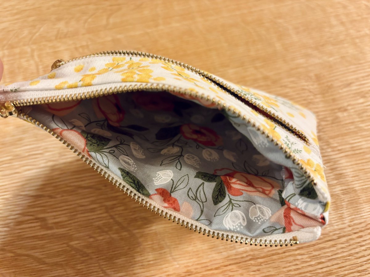 yaco1019's tweet photo. ミシン買った！

そして幅17cm 高さ13cmほどのダブルファスナーポーチを作成。カットに2時間、縫うのに1時間半くらい。
最後、ひっくり返すために一部残して外周をぐるっと縫うのがズレやすくて一番難しかった！

布カットかなり時間かかるので、色々作るならロータリーカッター欲しくなりそう... https://t.co/X1Tu7xzVwg