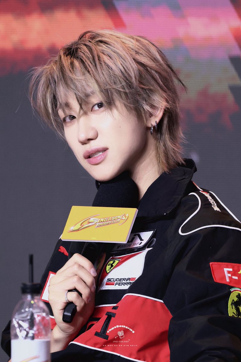 Today's clothes are simply stunning, and Minghao is no exception