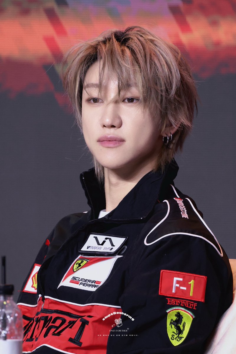 Today's clothes are simply stunning, and Minghao is no exception