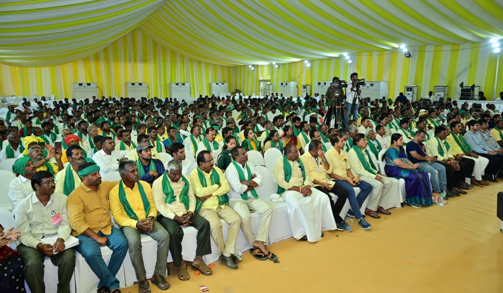 AndhraPradeshCM's tweet photo. 'రైతులతో ఆత్మీయ పలకరింపు' కార్యక్రమంలో భాగంగా కుప్పం నియోజకవర్గ రైతాంగంతో గౌరవ ముఖ్యమంత్రి శ్రీ నారా చంద్రబాబు నాయుడు నేడు సమావేశమయ్యారు.
#FarmersFriendlyGovt
#IdhiManchiPrabhutvam
#AndhraPradesh https://t.co/wLPPjRdJyl