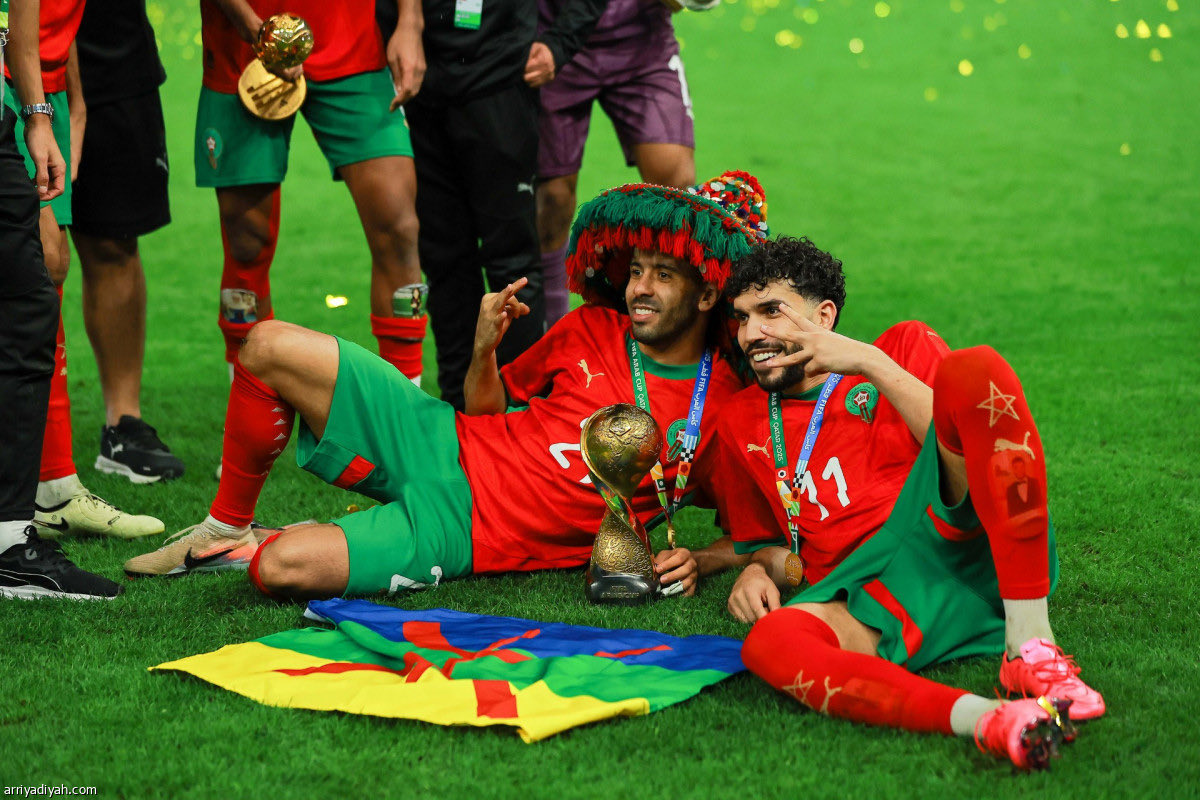 Osama_alHamrawi's tweet photo. صورة أبطال كأس العرب مع كأس العرب هههه هل رأيت تلك الراية الأمازيغية!؟ بالفريق الثالث للأمازيغ جردناكم من كأس العرب في بلدكم بشبه الجزيرة العربية 😅🫡 https://t.co/DDklZaNUE1
