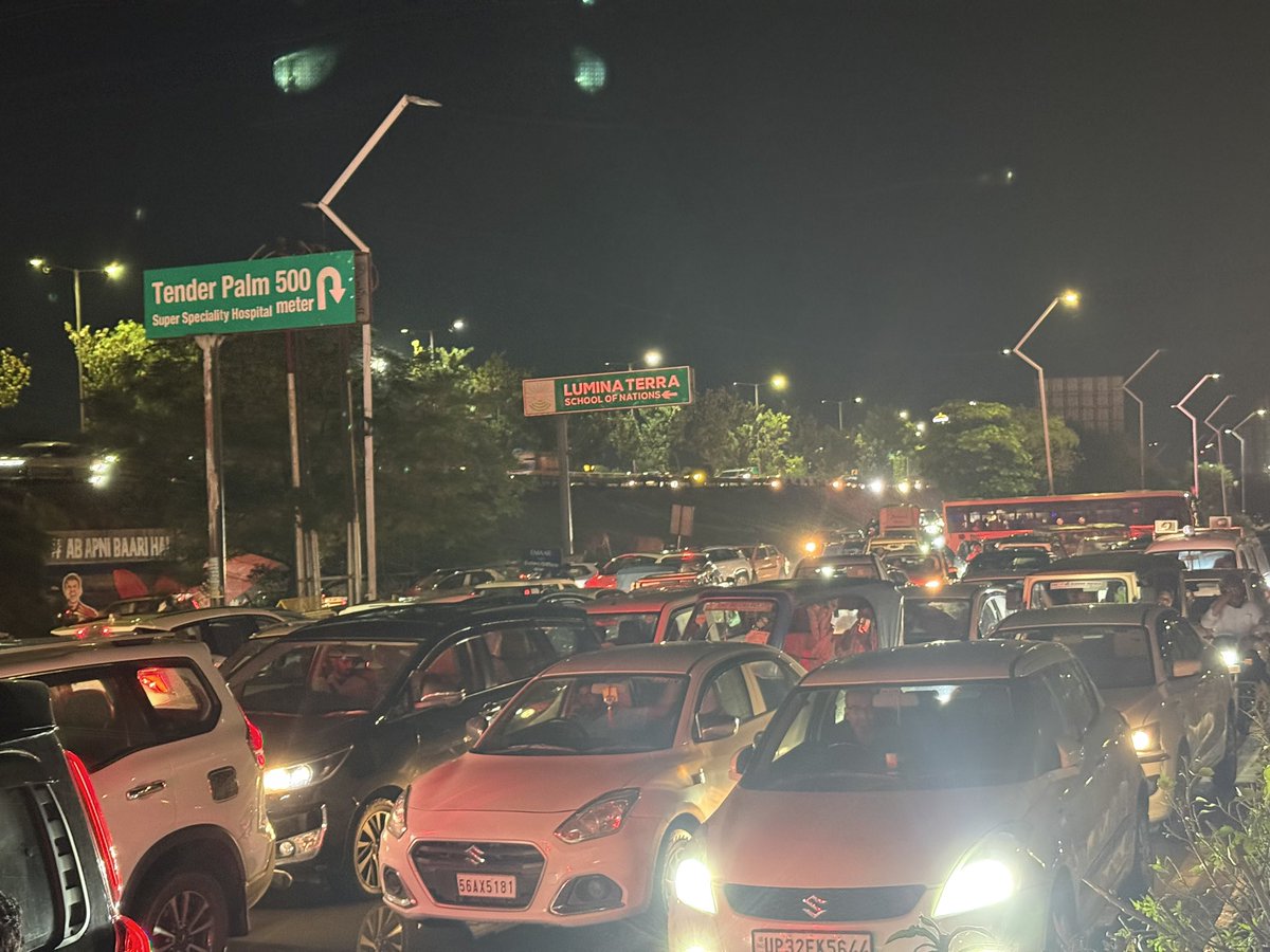 Anurag_livee's tweet photo. लखनऊ: इकाना स्टेडियम के पास रविवार शाम भीषण जाम। प्लासियो से अंडरपास तक वाहनों की लंबी कतारें लगी रहीं।आम लोगों के साथ कई अधिकारी भी जाम में फंसे। स्थानीय लोगों ने ट्रैफिक व्यवस्था पर सवाल उठाते हुए बेहतर यातायात प्रबंधन की मांग की। अफ़सर भी जाम में फंसे।

@Uppolice @lkopolice @dgpup @UPGovt @CMOfficeUP
