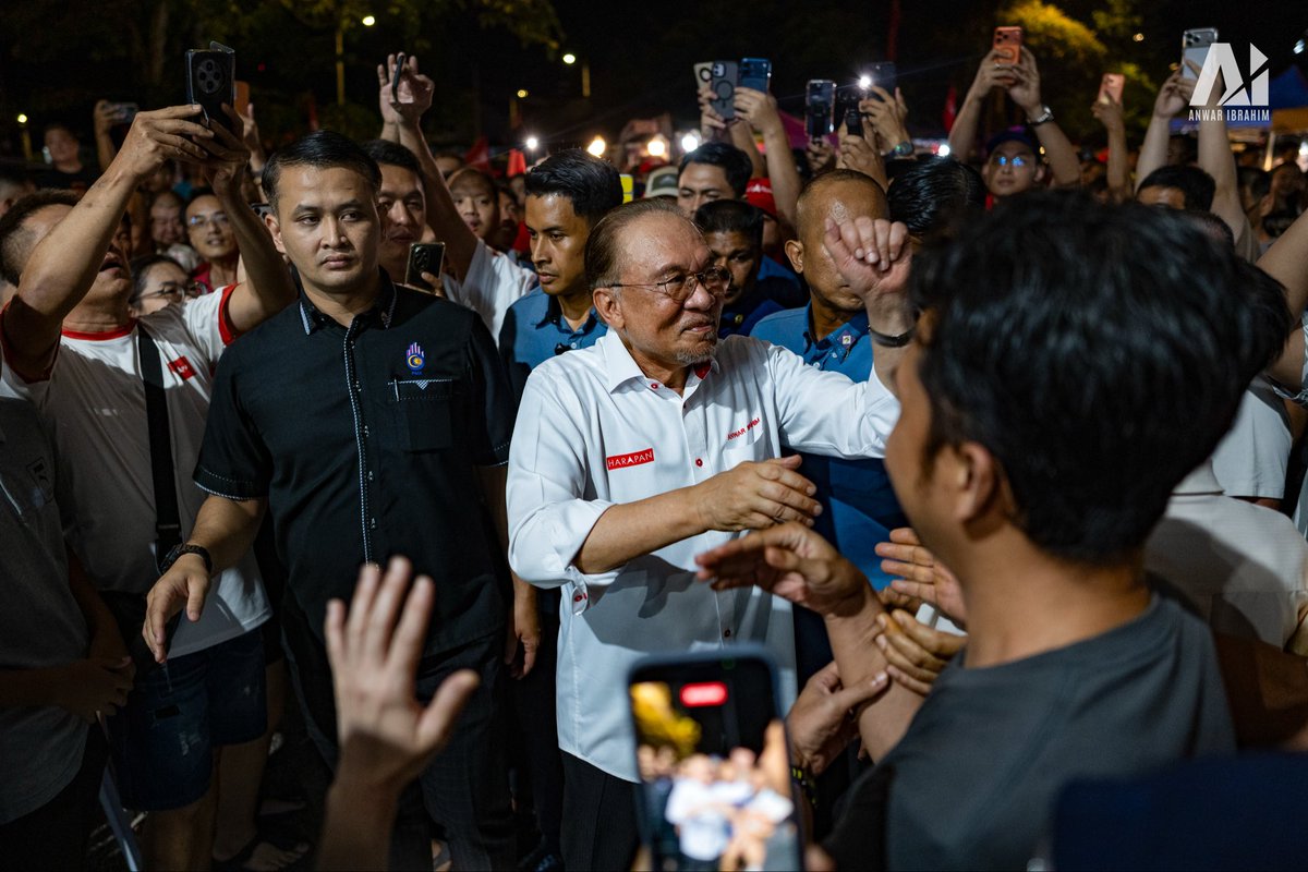 anwaribrahim's tweet photo. Mengakhiri program di Johor bersama masyarakat Serom, saya menyeru para pengundi agar memberikan mandat kepada HARAPAN supaya ikhtiar membangunkan negeri ini dapat diteruskan secara lebih tersusun, meyakinkan dan berkesan demi manfaat seluruh rakyat.

Pilihan raya bukan sekadar soal memilih parti atau individu. Yang lebih utama ialah menentukan haluan Johor untuk tahun-tahun mendatang serta masa depan yang ingin kita wariskan kepada anak-anak. 

Inilah masanya rakyat membuat pilihan yang akan mencorakkan kestabilan politik, mengukuhkan ekonomi, meningkatkan keyakinan pelabur, membuka lebih banyak peluang pekerjaan serta menjamin kesejahteraan generasi akan datang.

Johor Ke Depan. Undi HARAPAN 🔺🚩

#HARAPAN
#MemaknaiHARAPANRakyat
#YakinHARAPAN
