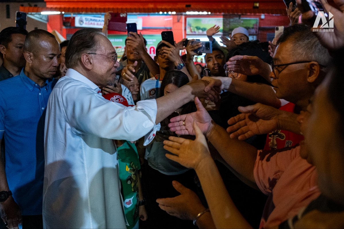 anwaribrahim's tweet photo. Mengakhiri program di Johor bersama masyarakat Serom, saya menyeru para pengundi agar memberikan mandat kepada HARAPAN supaya ikhtiar membangunkan negeri ini dapat diteruskan secara lebih tersusun, meyakinkan dan berkesan demi manfaat seluruh rakyat.

Pilihan raya bukan sekadar soal memilih parti atau individu. Yang lebih utama ialah menentukan haluan Johor untuk tahun-tahun mendatang serta masa depan yang ingin kita wariskan kepada anak-anak. 

Inilah masanya rakyat membuat pilihan yang akan mencorakkan kestabilan politik, mengukuhkan ekonomi, meningkatkan keyakinan pelabur, membuka lebih banyak peluang pekerjaan serta menjamin kesejahteraan generasi akan datang.

Johor Ke Depan. Undi HARAPAN 🔺🚩

#HARAPAN
#MemaknaiHARAPANRakyat
#YakinHARAPAN