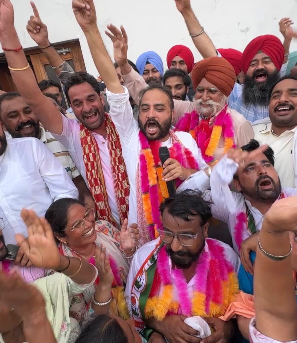 INCPunjab's tweet photo. ਗੁਰੂਹਰਸਹਾਏ ਨਗਰ ਕੌਂਸਲ ਚੋਣਾਂ ਵਿੱਚ 15 ਵਿੱਚੋਂ 13 ਕਾਂਗਰਸੀ ਉਮੀਦਵਾਰਾਂ ਦੀ ਸ਼ਾਨਦਾਰ ਜਿੱਤ ’ਤੇ ਸਾਬਕਾ ਵਿਧਾਇਕ ਸ੍ਰੀ ਰਮਿੰਦਰ ਸਿੰਘ ਆਵਲਾ ਜੀ ਅਤੇ ਸਮੂਹ ਕਾਂਗਰਸ ਪਰਿਵਾਰ ਨੂੰ ਦਿਲੋਂ ਵਧਾਈ।

ਇਹ ਜਿੱਤ ਗੁਰੂਹਰਸਹਾਏ ਦੇ ਲੋਕਾਂ ਵੱਲੋਂ ਕਾਂਗਰਸ ਦੀ ਲੋਕ-ਪੱਖੀ ਸੋਚ, ਨਿਰੰਤਰ ਸੇਵਾ ਅਤੇ ਮਜ਼ਬੂਤ ਲੀਡਰਸ਼ਿਪ ’ਤੇ ਜਤਾਏ ਵਿਸ਼ਵਾਸ ਦੀ ਜਿੱਤ ਹੈ।

ਗੁਰੂਹਰਸਹਾਏ ਦੇ ਸਮੂਹ ਨਗਰ ਵਾਸੀਆਂ ਦਾ ਵੀ ਦਿਲੋਂ ਧੰਨਵਾਦ, ਜਿਨ੍ਹਾਂ ਨੇ ਆਪਣੇ ਕੀਮਤੀ ਫ਼ਤਵੇ ਰਾਹੀਂ ਕਾਂਗਰਸ ’ਤੇ ਭਰੋਸਾ ਪ੍ਰਗਟਾਇਆ। ਅਸੀਂ 2027 ਵਿੱਚ ਤੁਹਾਡੀ ਸਰਕਾਰ ਬਣਦੀ ਦੇਖ ਰਹੇ ਹਾਂ।