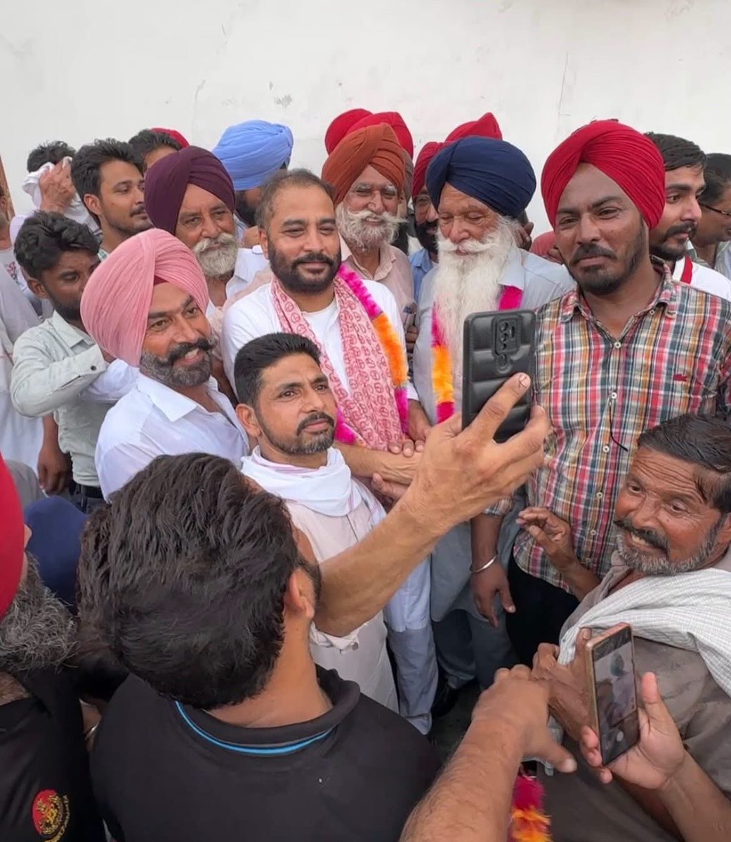 INCPunjab's tweet photo. ਗੁਰੂਹਰਸਹਾਏ ਨਗਰ ਕੌਂਸਲ ਚੋਣਾਂ ਵਿੱਚ 15 ਵਿੱਚੋਂ 13 ਕਾਂਗਰਸੀ ਉਮੀਦਵਾਰਾਂ ਦੀ ਸ਼ਾਨਦਾਰ ਜਿੱਤ ’ਤੇ ਸਾਬਕਾ ਵਿਧਾਇਕ ਸ੍ਰੀ ਰਮਿੰਦਰ ਸਿੰਘ ਆਵਲਾ ਜੀ ਅਤੇ ਸਮੂਹ ਕਾਂਗਰਸ ਪਰਿਵਾਰ ਨੂੰ ਦਿਲੋਂ ਵਧਾਈ।

ਇਹ ਜਿੱਤ ਗੁਰੂਹਰਸਹਾਏ ਦੇ ਲੋਕਾਂ ਵੱਲੋਂ ਕਾਂਗਰਸ ਦੀ ਲੋਕ-ਪੱਖੀ ਸੋਚ, ਨਿਰੰਤਰ ਸੇਵਾ ਅਤੇ ਮਜ਼ਬੂਤ ਲੀਡਰਸ਼ਿਪ ’ਤੇ ਜਤਾਏ ਵਿਸ਼ਵਾਸ ਦੀ ਜਿੱਤ ਹੈ।

ਗੁਰੂਹਰਸਹਾਏ ਦੇ ਸਮੂਹ ਨਗਰ ਵਾਸੀਆਂ ਦਾ ਵੀ ਦਿਲੋਂ ਧੰਨਵਾਦ, ਜਿਨ੍ਹਾਂ ਨੇ ਆਪਣੇ ਕੀਮਤੀ ਫ਼ਤਵੇ ਰਾਹੀਂ ਕਾਂਗਰਸ ’ਤੇ ਭਰੋਸਾ ਪ੍ਰਗਟਾਇਆ। ਅਸੀਂ 2027 ਵਿੱਚ ਤੁਹਾਡੀ ਸਰਕਾਰ ਬਣਦੀ ਦੇਖ ਰਹੇ ਹਾਂ।