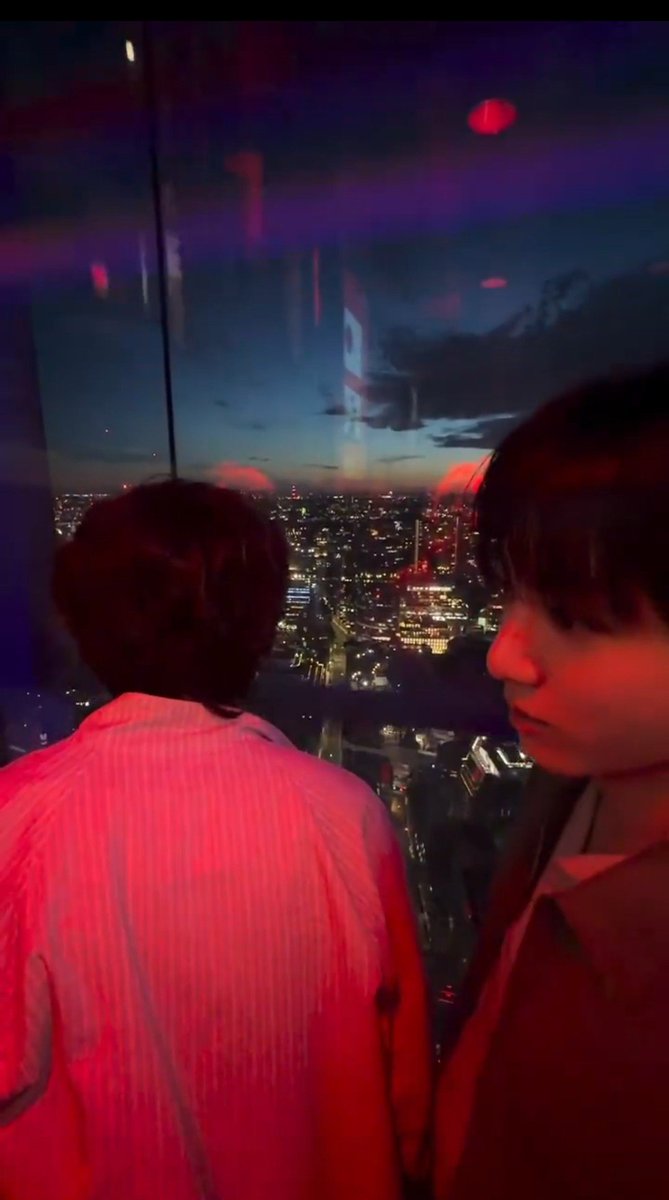 winter17_tkbear's tweet photo. Entonces fue la idea de Jungkook de ir  al restaurante Duck Waffle con Taehyung  y Hobi 😭❤️

-Momento mas memorable de UK?

🐰Me encanta la comida, y una vez fui a Duck &amp; Waffle en Londres y estaba tan rico que me pedí dos platos. Eso realmente se me quedó grabado en la memoria https://t.co/mSwNiN0CO5