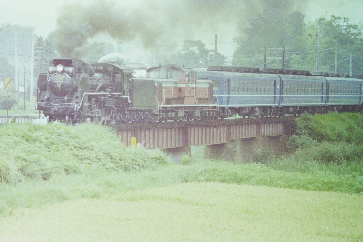 hik3328's tweet photo. #古い鉄道写真貼って寝る
画質劣化がひどいのでAIで補修 #AIで遊ぶ
#C581 号機の訓練運転
①元画像
②昭和風としたらモノクロ写真に
③カラーにしてと指定
④デジカメ風と指定
ここで気が付いたのが
ナンバープレートが「#C571」になってた(爆)
#山口線 #SL山口号 https://t.co/WAIMV510lA