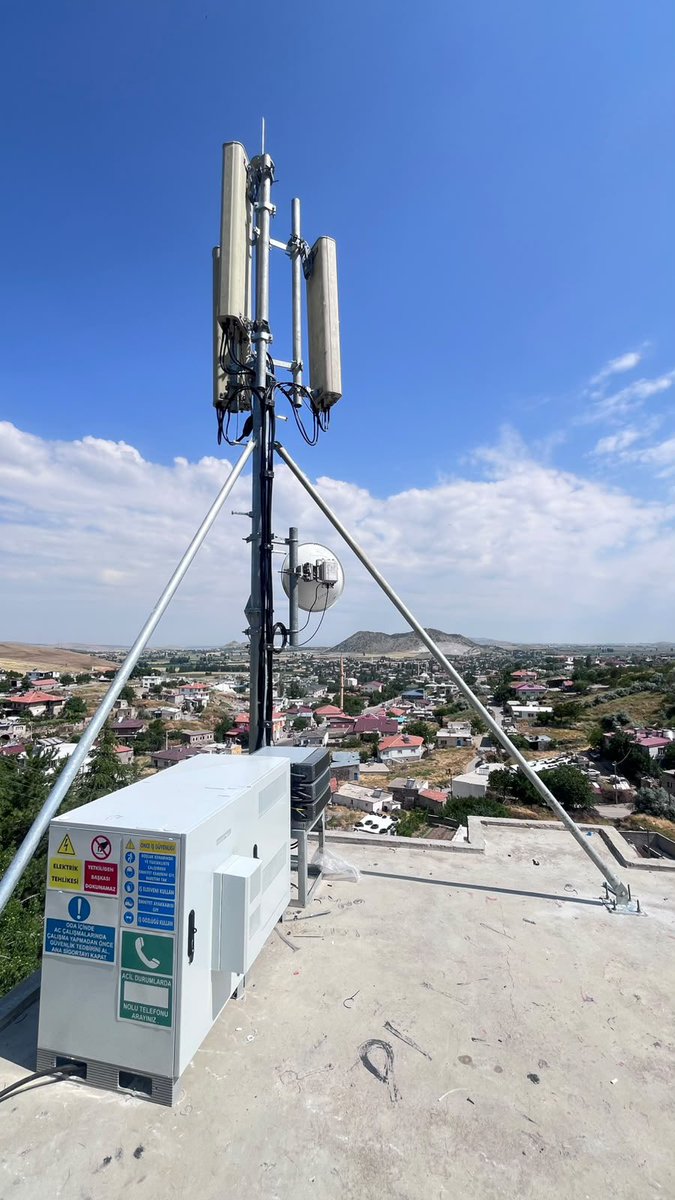 yasingunes50's tweet photo. Görüşmelerimiz neticesinde Kasabamıza bir kaç ay önce Vodafone vericisini kurdurmuştuk şimdi ise Türk Telekom vericisini kurdurarak kasabamızda iletişim anlamında büyük bir sorunu ortadan kaldırdık. Bu hizmetin de kasabamıza hayırlı olmasını diliyorum. https://t.co/bxVoEOWJEx