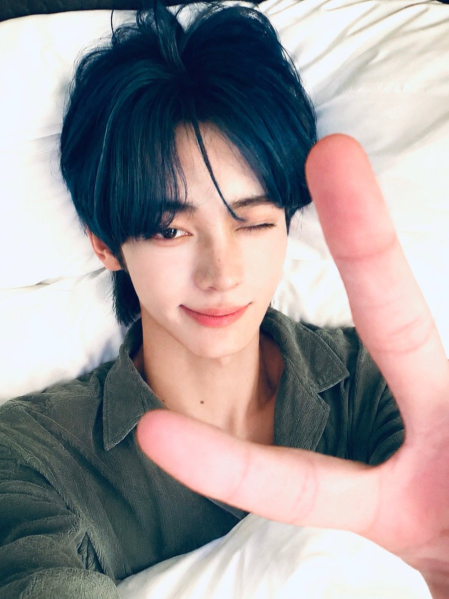 TWSLATION_'s tweet photo. [260706] #HANJIN WV POST

🐰: Bed selfie for the first time in a while~

#한진 #TWS #투어스 @TWS_PLEDIS https://t.co/4VSI1E2xep