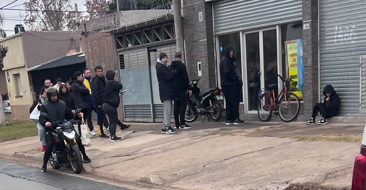 Leoogomez_'s tweet photo. Fui a comprar pastas caceras en un local de zona sur y estaba desbordado, habia cola de gente afuera y por dentro el triple de personas, los 5 que atendían no daban a basto.

En un momento, un cliente dice: Vamos Milei, y los del local sonríen.

Responde una señora:
-Muchos se quejan, pero hay plata, pasa que los Argentinos somos demasiado jodidos..

Buen domingo gente, a disfrutar en familia!!
