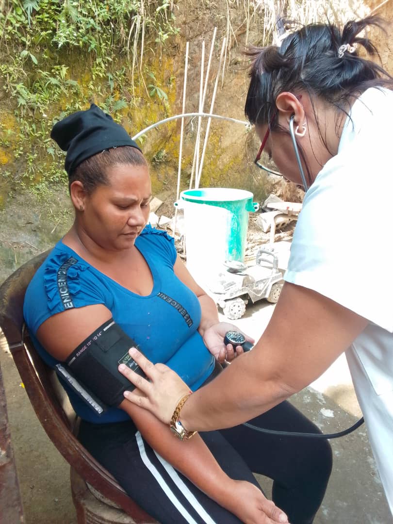 cubacooperaven's tweet photo. Compromiso que llega a cada hogar: La Brigada Médica Cubana del CDI "Llano Alto" (Carrizal, Miranda) realizó hoy una jornada integral casa a casa en el sector Bertha Mujica. Priorizando la atención a niños y abuelos, seguimos cuidando la salud de nuestro pueblo.  #CubaPorLaVida https://t.co/nlUrufJVIV