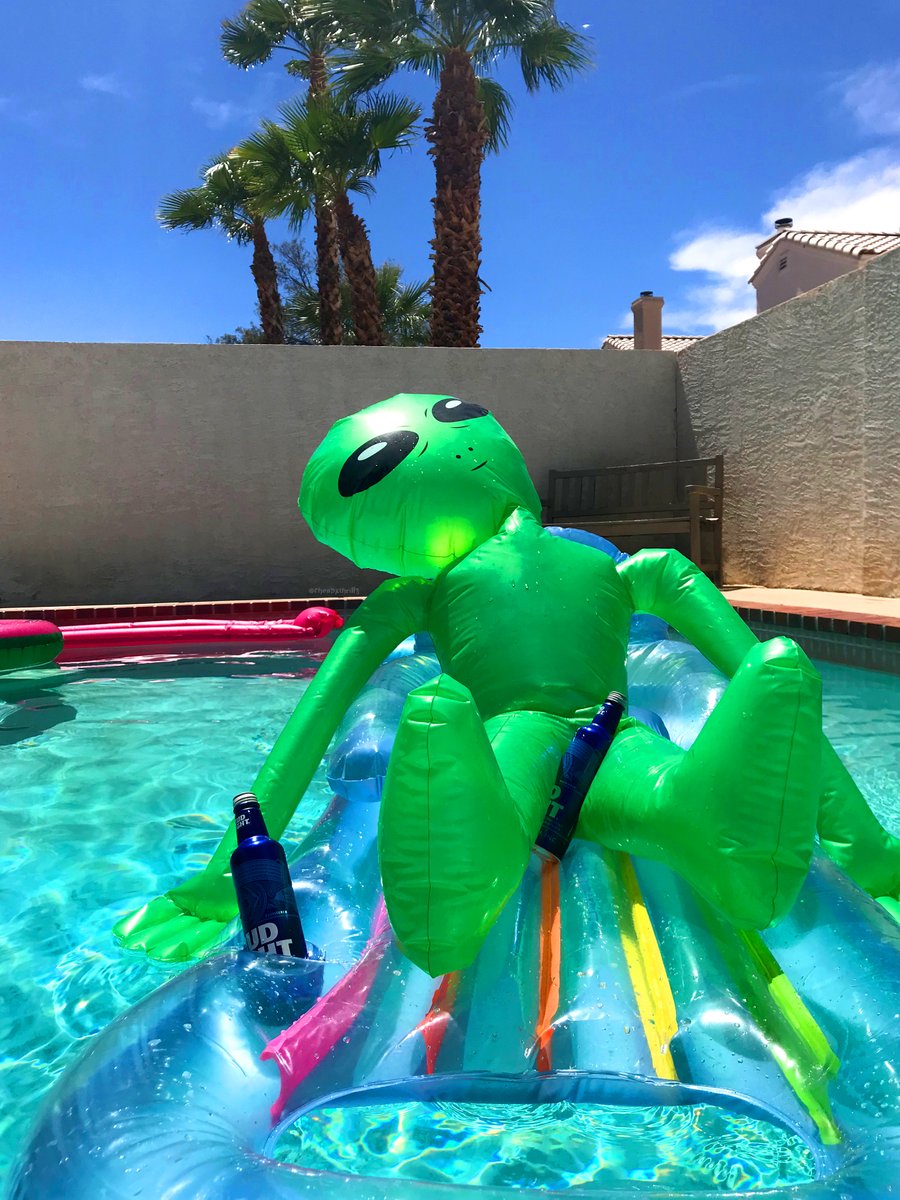 cheapxthrillz's tweet photo. stay cool, dogs 🍻 https://t.co/aM6QmI034c