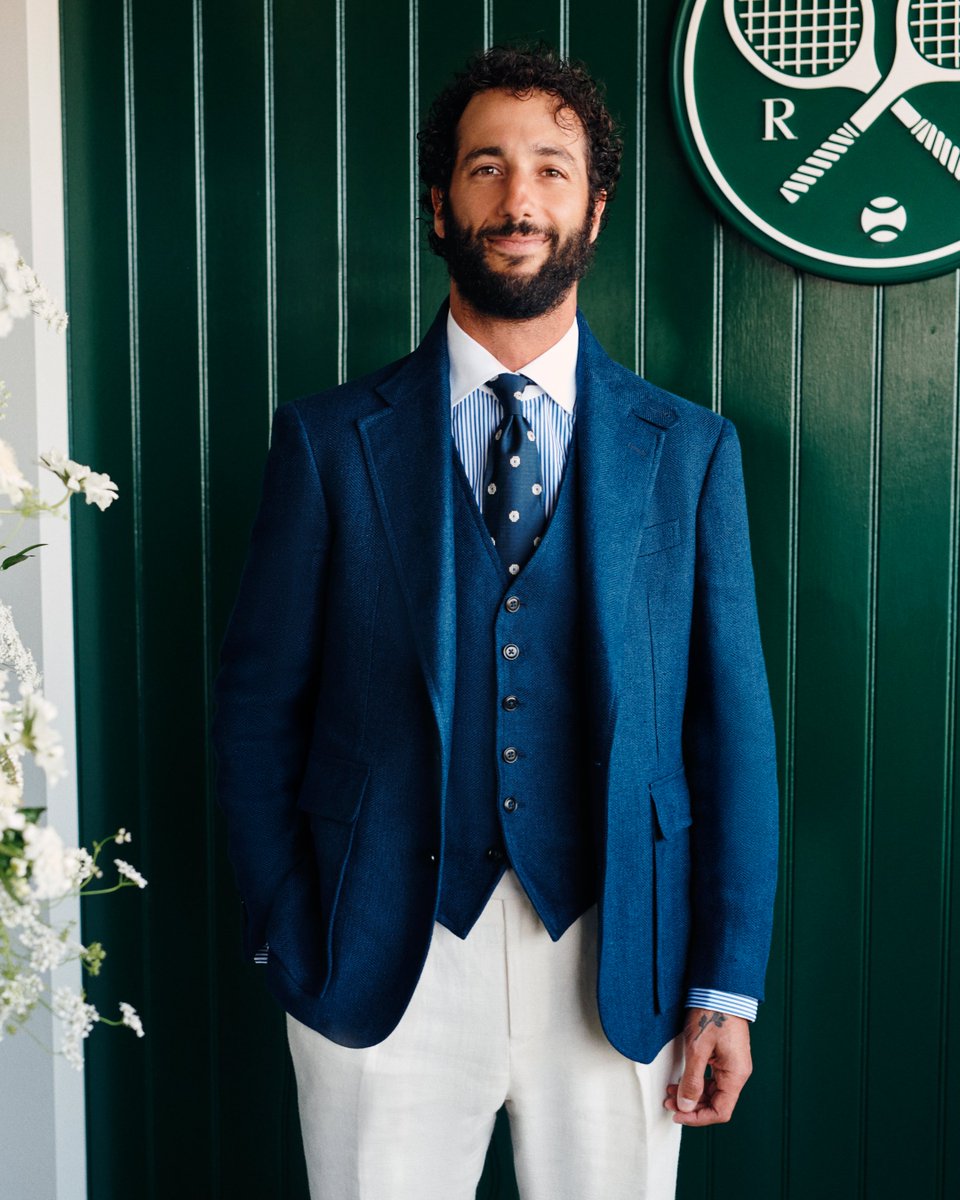 RalphLauren's tweet photo. Former Formula 1 Driver #DanielRicciardo wears timeless #PoloRLStyle for an afternoon of tennis at @Wimbledon.

#RLTennis #Wimbledon #F1 https://t.co/CncAGi6vE1