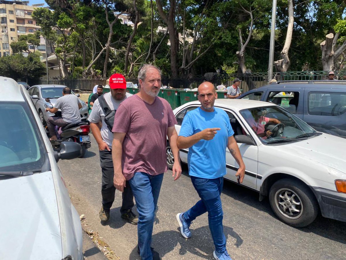 brahimzeidan's tweet photo. خلال متابعتنا الميدانية لأعمال إزالة التعديات ورفع مكبّ النفايات من محيط مدافن ومنطقة صبرا – أرض جلول، طلبنا نقل الحاويات من أمام المدافن حفاظًا على حرمة المكان، على أن يُستكمل ترتيب الموقع بالكامل.
كما تم، بنتيجة الاتصال مع قائد فوج حرس مدينة بيروت العميد حسيني، الاتفاق على تثبيت دوريات في منطقة أرض جلول وسنواصل تحرّكنا في جميع أحياء بيروت، من دون أي استثناء أو مسايرة، لتطبيق القانون على الجميع.
فهناك قرارات ملزمة صادرة عن مجلس بلدية بيروت وسعادة المحافظ مروان عبود، ولن نقبل إلا ان تنفذ.