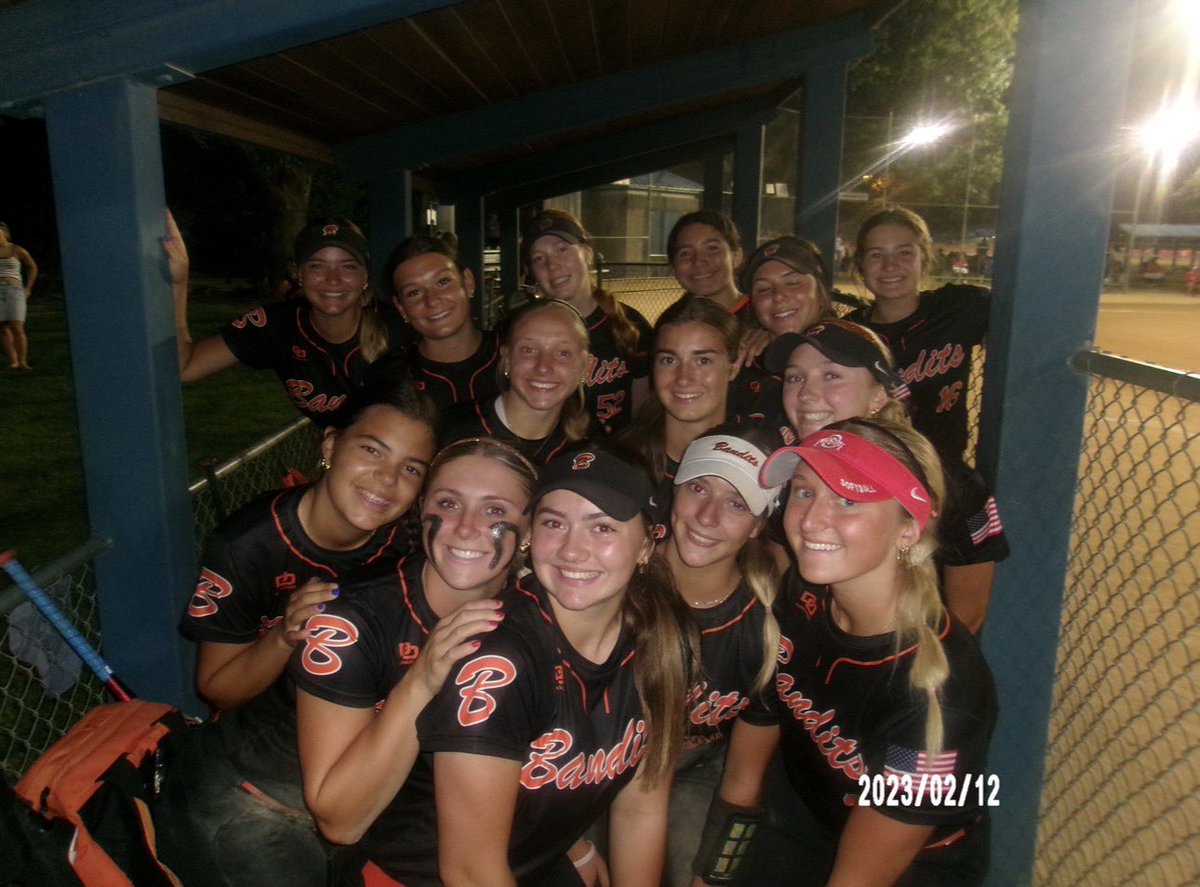 alliecramer_18's tweet photo. Had the best time at IDT 🎆

Thank you @BoulderIDT for the amazing experience and coaches for coming to watch!! 

On to the next with my bandits 
Connect Camp + Easton Rawlings Showcase 9-12 🔜 🔥
@tagupSoftball @BanditsGlass @DiamondAddicts @DDSBaEvents https://t.co/6lumxvSTUD