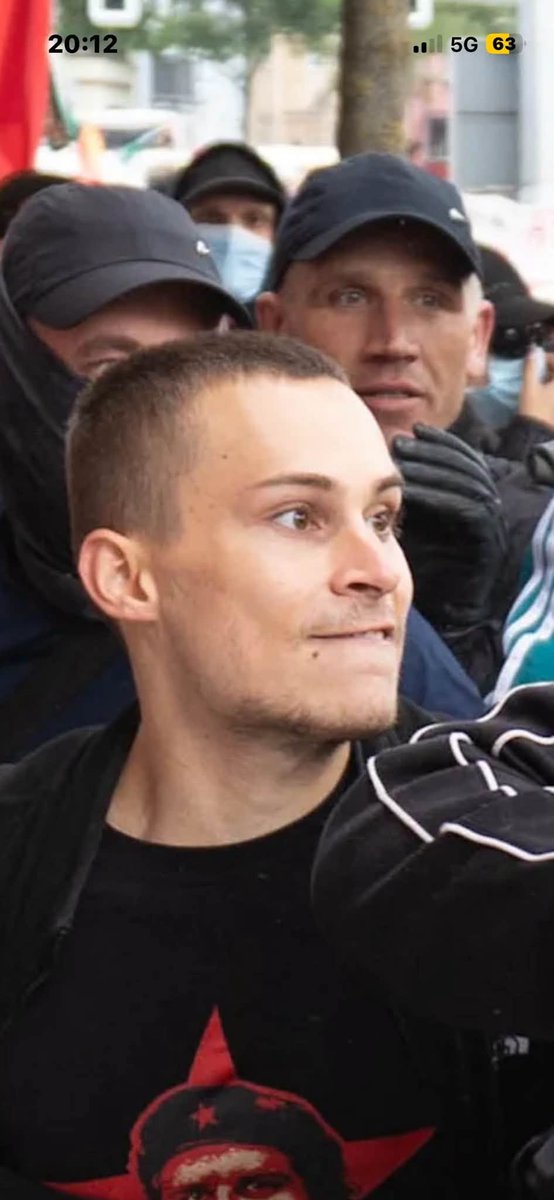 PHofnarr's tweet photo. 🎭 Linker „Demokrat“ aus Erfurt enttarnt – Oder: Wie ein Che-Guevara-T-Shirt-Träger mit dem Gesichtsausdruck eines stolzen Siegers gerade drei Apollo-News-Reporter zusammengeschlagen hat und jetzt von denselben Leuten, die sonst „Nazis raus!“ brüllen, plötzlich zum heldenhaften Widerstandskämpfer hochgejubelt wird – während er genau das tut, was er angeblich bekämpft: rohe, feige Gewalt gegen die Presse.

Hallo ihr Realisten, willkommen im Land des betreuten Denkens.

Ach, wie praktisch.

Da haben wir wieder einen dieser mutigen Kämpfer für „Demokratie“, der bei den Erfurter Ausschreitungen mit vollem Einsatz dabei war.

Drei Reporter von Apollo News gegen den Kopf getreten, zusammengeschlagen – und jetzt steht er da mit seinem Che-Shirt und dem Grinsen eines Mannes, der gerade die Pressefreiheit verteidigt hat, indem er sie mit Füßen trat.

Bitte teilen, damit dieser Linksfaschist dahin kommt, wo er hingehört: hinter Gitter.

Nicht weil er eine andere Meinung hat, sondern weil er meint, dass seine Meinung mit Stiefeln durchgesetzt werden darf.

Das ist die wahre Fratze des „Widerstands“:

Vermummte Typen, die Journalisten jagen – und danach die große Überraschung, wenn jemand ihre Visage ins Netz stellt.

Dieselben Kreise, die jeden AfDler als Gefahr für die Demokratie brandmarken, finden es plötzlich total okay, wenn ihre eigenen Leute die Demokratie mit Fäusten und Tritten „verteidigen“.

Che Guevara würde stolz sein – der ist ja auch immer so friedlich mit Andersdenkenden umgegangen.

Der Narr sieht hier nur eines:

Eine Seite, die Gewalt als legitimes Mittel feiert, solange sie gegen die Falschen geht.

Und dann wundern sie sich, wenn die Leute langsam genug haben und fordern, dass solche Gestalten nicht mehr mit Steuergeldern gefüttert, sondern endlich zur Rechenschaft gezogen werden.

Teilt das ruhig weiter.

Transparenz ist angeblich ihre Stärke – oder war das nur, solange es nicht die eigenen Leute trifft?

🎭