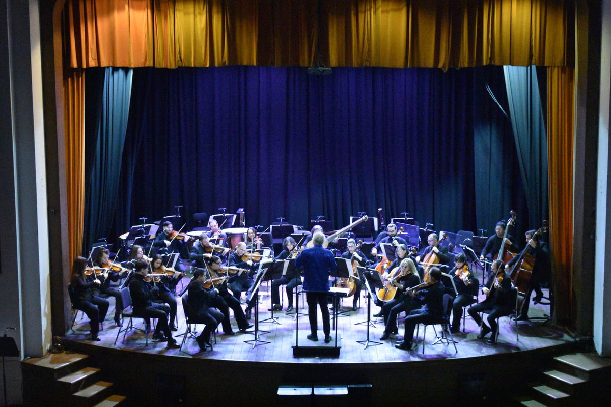 adeladubra's tweet photo. La Orquesta Nacional del Sodre sonó muy bien en el Teatro 25 de Agosto de Florida.
El público disfrutó de la dirección del Maestro Rauss, que aporta datos interesantes sobre las piezas y compositores: Mozart, Piazzolla, Händel, Lamarque Pons y Schumann. https://t.co/ucbecctNLM