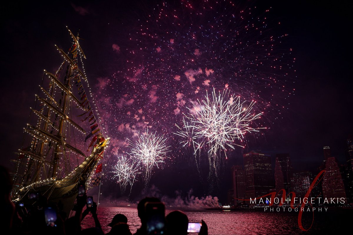 MFigetakis's tweet photo. Macy’s Fourth of July Fireworks celebrating 50 years along with America 250. https://t.co/eRJV4yoLNs