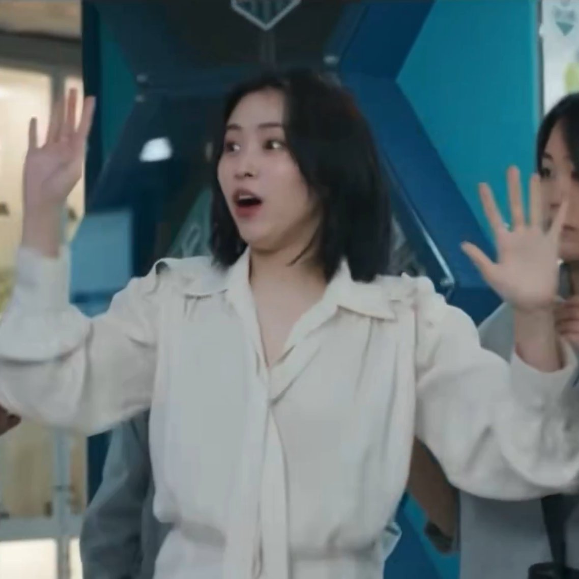 adorexryujin's tweet photo. this absolute cinema pose is her trademark now AHAHAHAH https://t.co/hF6KDrVuuV