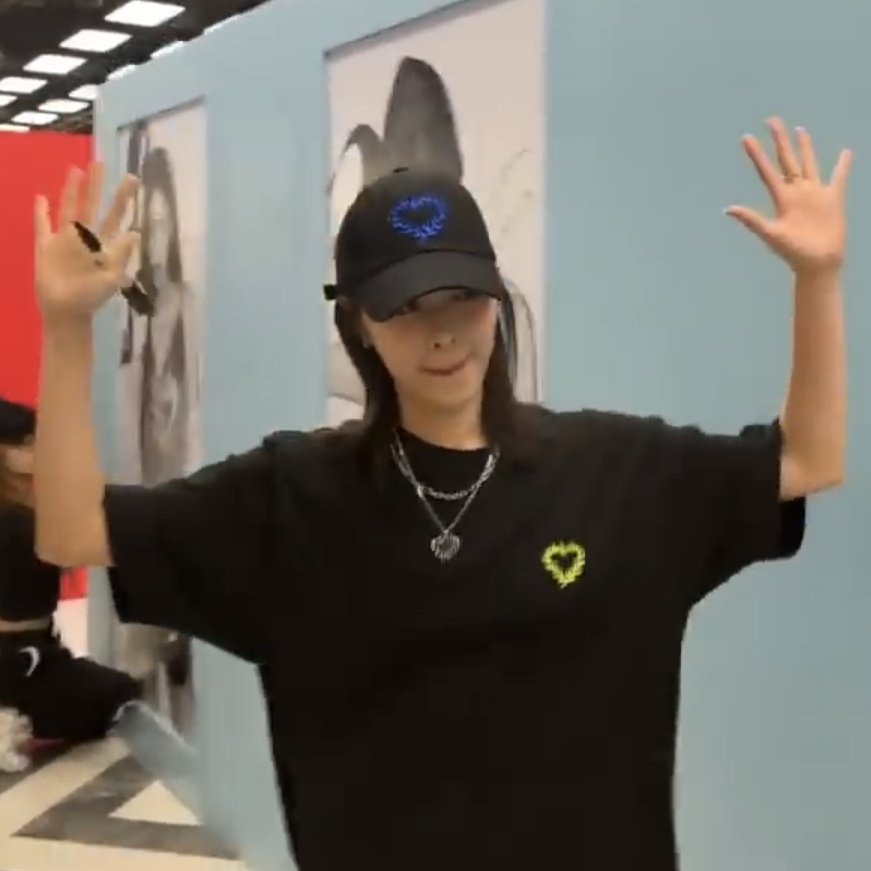adorexryujin's tweet photo. this absolute cinema pose is her trademark now AHAHAHAH https://t.co/hF6KDrVuuV