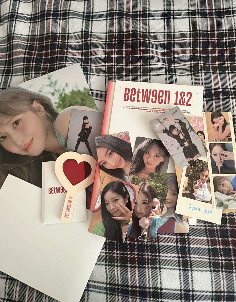 miinari_'s tweet photo. @alcohyolicc i’m personally obsessed w the polaroid picture of one member u can pull each album!! and then there’s this heart glass u can use to decipher a message on the back of the message photocard ☺️☺️ there’s also like a little sticker strip of 3 pictures of one member u can pull!! https://t.co/LfTa346Tu0