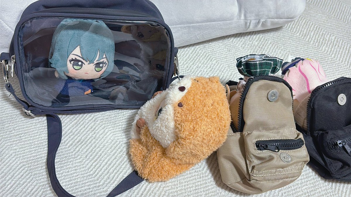yangyagya11's tweet photo. 明日の旅行のためにもう準備しといてね、てまり早いな(･･;)

「私も入ろ...」

ｶﾞｼｯ!
「！！」

「お、お前たち！？」
お別れと思って引き留めに来たカワウソぬいズ https://t.co/hOF7QZbepR