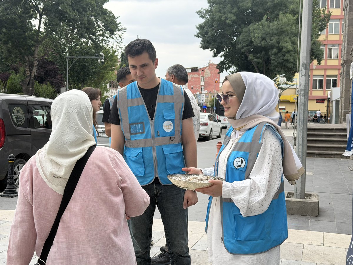 AkGenclikAfyon's tweet photo. Bugün Zafer Meydanı’nda hemşehrilerimizle bir araya geldik.

Samimi sohbetler gerçekleştirdik, talepleri dinledik ve partimize gönül veren yeni üyelerimizin kayıtlarını yaptık. İlgi ve destekleriyle bizleri yalnız bırakmayan tüm hemşehrilerimize teşekkür ediyoruz.

Birlikte yürümeye, birlikte büyümeye devam ediyoruz. 🇹🇷